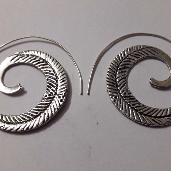 Hammered Leaflet Silver Spiral Gypsy Earrings - Picture 5 of 6